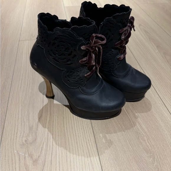 Elegant Black Ankle Boots with Lace Detail - Picture 1 of 1